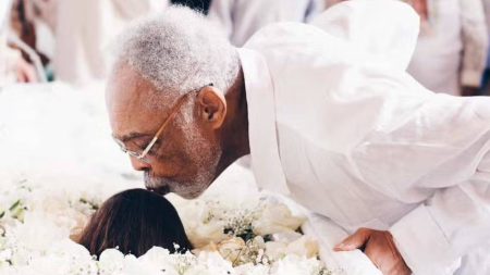 Multidão se despede de Preta Gil em velório aberto