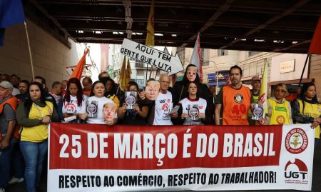 Comerciários protestam na 25 de Março contra tarifas dos EUA contra o Brasil