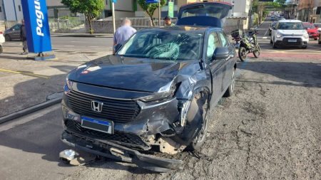 VÍDEO: Carro e moto colidem em cruzamento de Salvador, deixando dois feridos