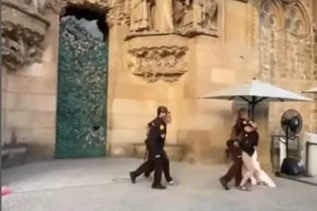 VÍDEO: Ativistas lançam tinta na Sagrada Família em protesto climático