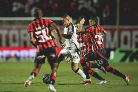 Vitória vence Atlético-MG e sai da zona de rebaixamento
