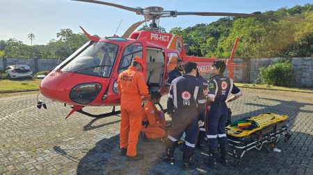 Bombeiros realizam transporte aeromédico e salvam idosa na ilha de Itaparica