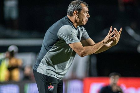 Vitória encerra turno sem vencer fora de casa