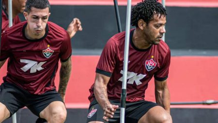 Romarinho mira estreia pelo Vitória contra velho rival