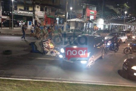 Familiares de jovem baleado protestam na Avenida Vasco da Gama, em Salvador