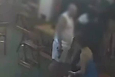 VÍDEO: Discussão em bar termina com tiros em praia de Salvador