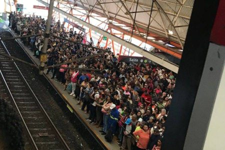 VÍDEO: Falha no metrô deixa Estação Acesso Norte lotada em Salvador