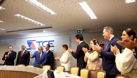 Jerônimo entrega medalha a Antonio Honorato no TCE
