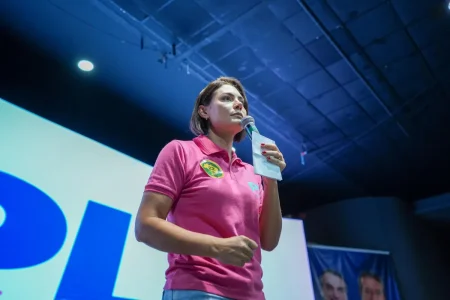 Michelle Bolsonaro comunica saída da presidência do PL Mulher após atrito com Flávio Bolsonaro