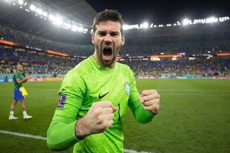 Alisson volta a disputar troféu de melhor goleiro do mundo
