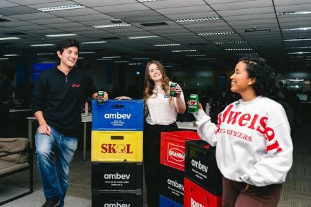 Ambev abre curso gratuito para garçons mirando demanda da Copa de 2026
