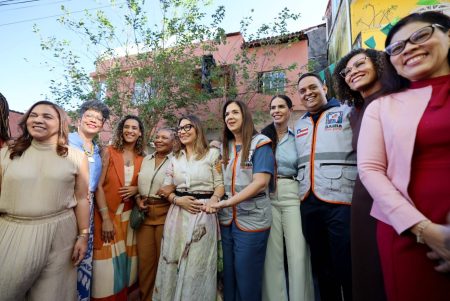 Janja visita cozinha comunitária em Salvador