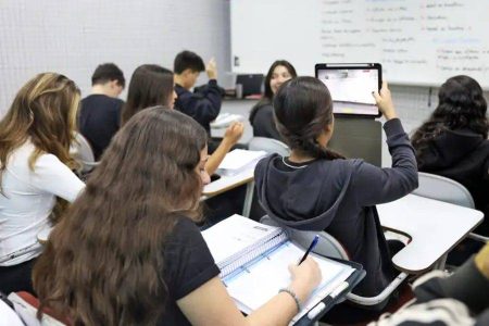Tem entre 16 e 29 anos? Programa abre 1.500 vagas gratuitas de curso de inglês na Bahia