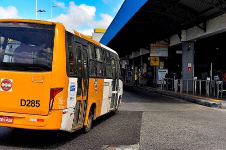 Moradores de Vila Canária ganham transporte direto para a orla; saiba qual será a nova linha