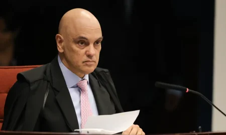 Moraes vota por manter delação de Mauro Cid em julgamento sobre trama golpista