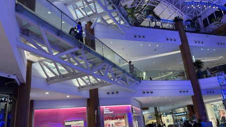 Escada de vidro do Salvador Shopping é removida e gera polêmica