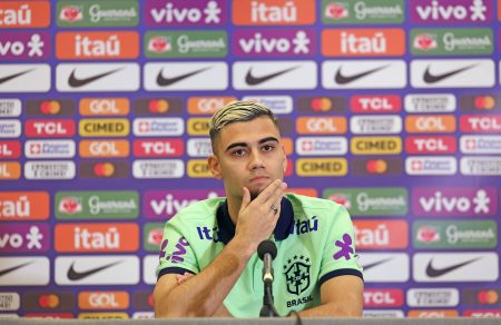 Meia é convocado para substituir atacante lesionado na Seleção Brasileira