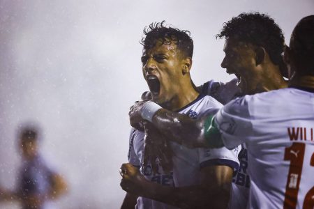 Bahia garante vantagem na final da Copa do Nordeste e goleia o Confiança