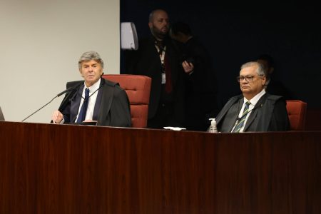 Ministro Luiz Fux vota pela suspensão total de processo contra Ramagem