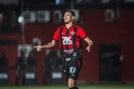 Claudinho é absolvido pelo STJD e segue à disposição do Vitória