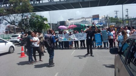 Mães de crianças atípicas protestam em frente à rodoviária de Salvador