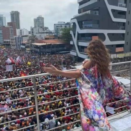 Manifestantes vão às ruas de Salvador em protesto contra a PEC da Blindagem