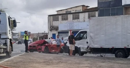 BMW de luxo bate em dois veículos na orla de Salvador
