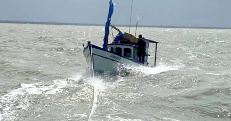 Pescadores são resgatados após cinco dias à deriva no sul da Bahia