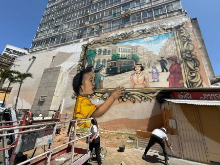 Rua Chile recebe intervenção artística com personagens do imaginário de Salvador