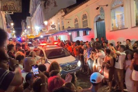 Vídeo: Viatura da PM cruza baile Charme Salvador e cena viraliza nas redes