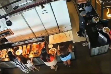 Mulher tem cabelo incendiado após acidente em fila de restaurante