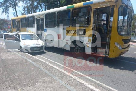 Acidente entre ônibus e carro complica trânsito no Dique do Tororó