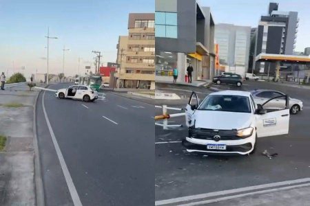 VÍDEO: Carro da Embasa capota e atinge poste na orla de Salvador
