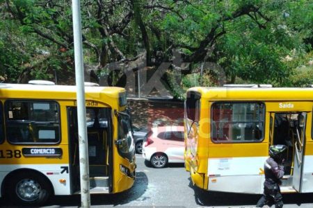 Colisão entre ônibus causa lentidão na Avenida Centenário