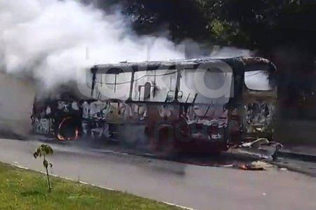 Micro-ônibus pega fogo em avenida movimentada de Salvador
