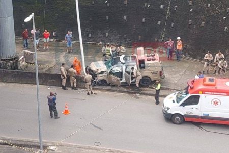 Viatura da PM colide em poste na Avenida Gal Costa