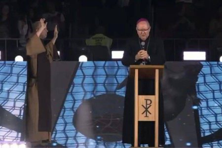 VÍDEO: Bispo pede a Nossa Senhora que afaste o comunismo do Brasil