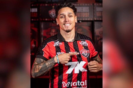 Vitória anuncia atacante equatoriano Kike Saverio