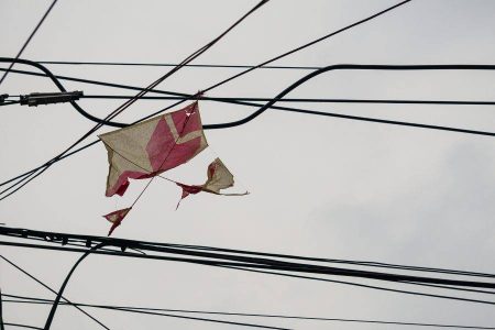 Mulher morre eletrocutada ao tentar resgatar pipa em Salvador
