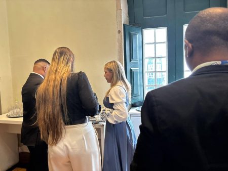 Afastada, Débora Santana participa de sessão na Câmara de Salvador