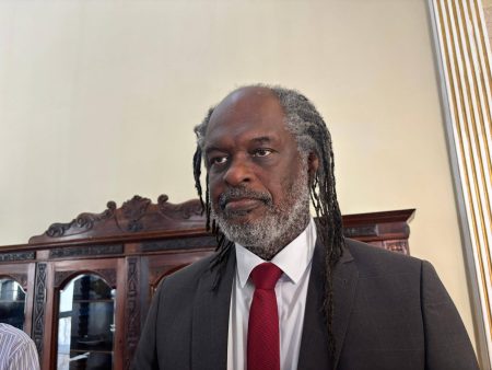 Sílvio Humberto cobra gelo gratuito e direito de imagem para ambulantes no Carnaval