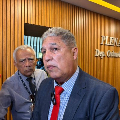Rosemberg rebate líder da oposição e diz que analfabetismo é herança