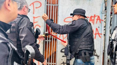 Operação interdita ferro-velho receptador de cabos roubados em Salvador