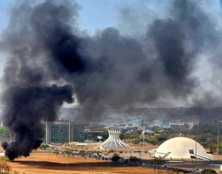 Banheiros químicos são incendiados proximo à Esplanada durante julgamento de Bolsonaro