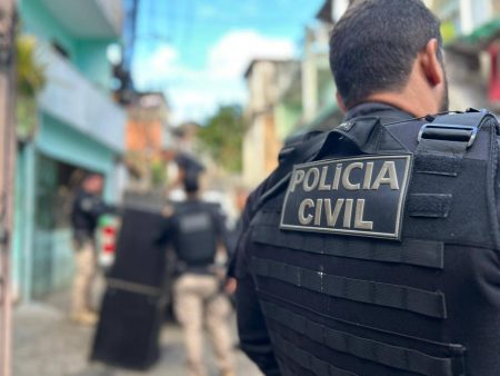Máquinas caça-níqueis e câmera disfarçada são apreendidas em Salvador
