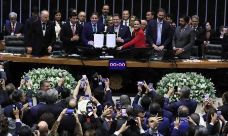 Congresso promulga PEC que retira precatórios do teto de gastos a partir de 2026