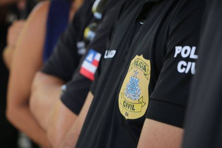 Homem é preso por divulgar vídeos íntimos de mulheres em site adulto