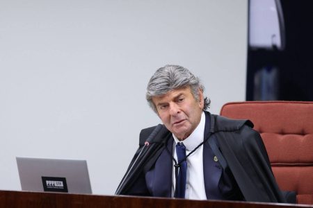 Fux vota por absolver Bolsonaro de acusações ligadas ao 8 de janeiro
