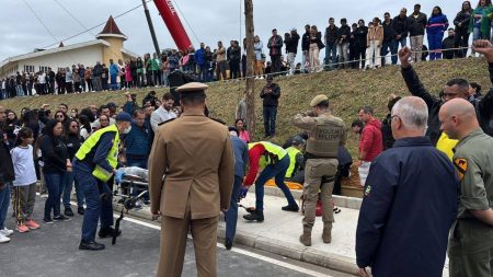 VÍDEO: Veículo militar perde controle e invade calçada durante desfile do 7 de setembro