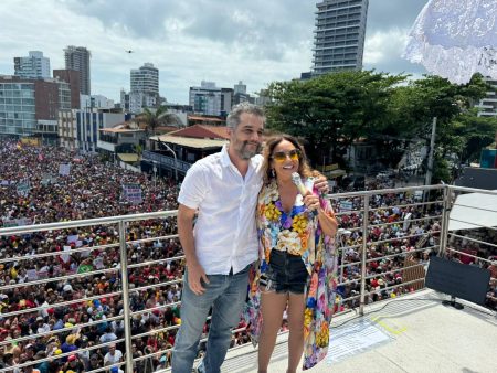 Wagner Moura se apresenta em ato na Barra